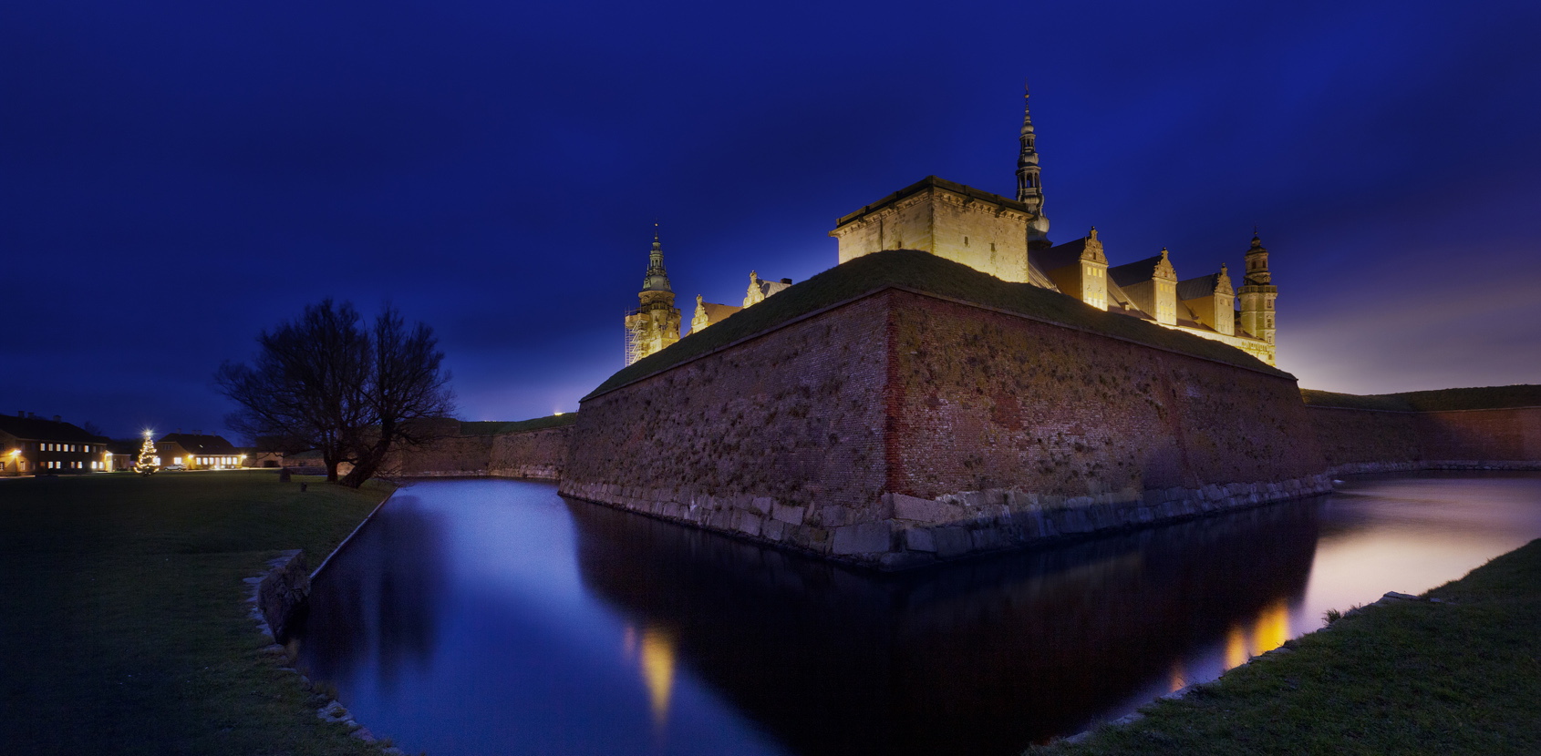 Kronborg Castle night view front profile