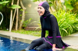 Model wear burkini side view